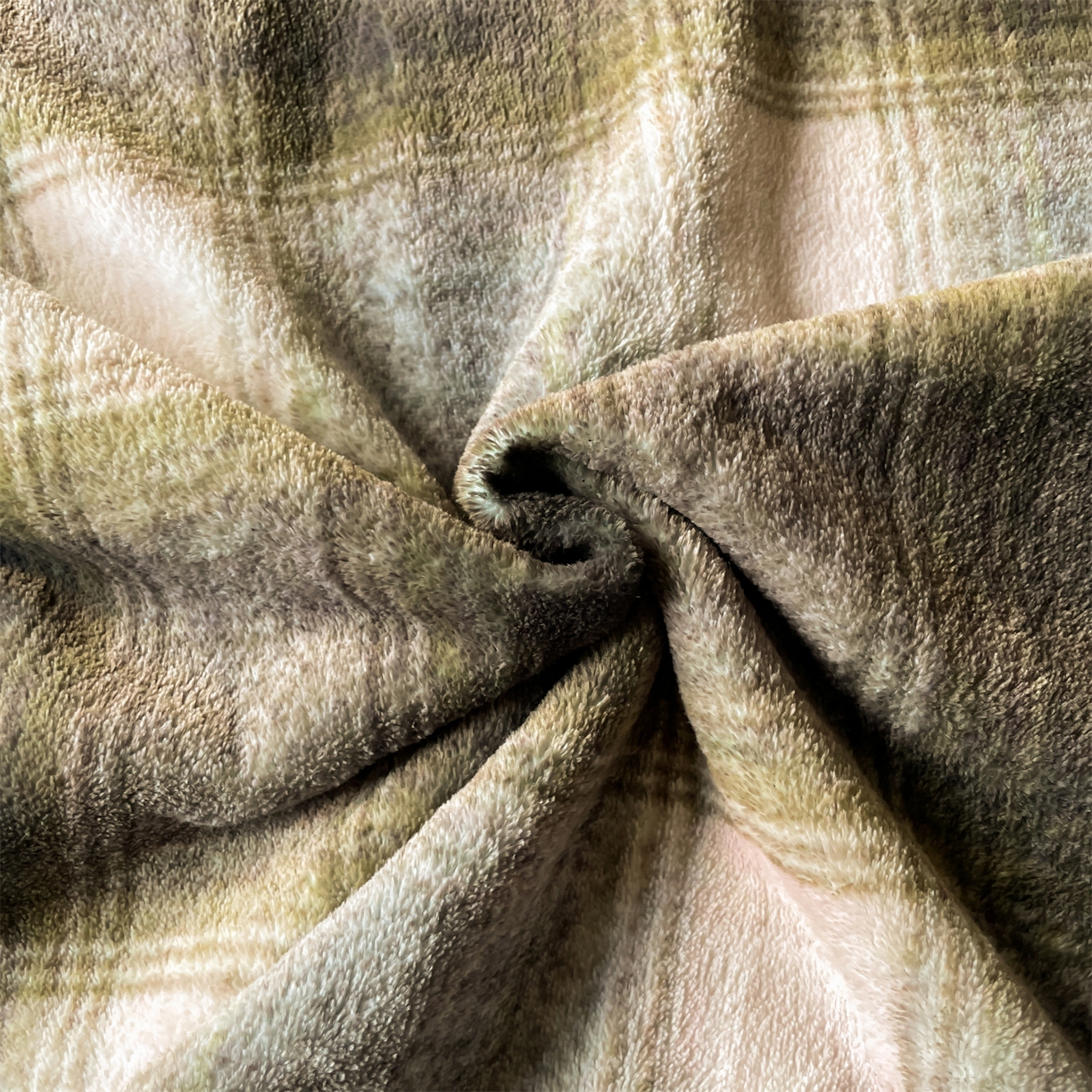 91家纺网 家纺一手货源 找家纺 本制 2025秋冬新款牛奶绒印花四件套 复古绿格-伯爵绿