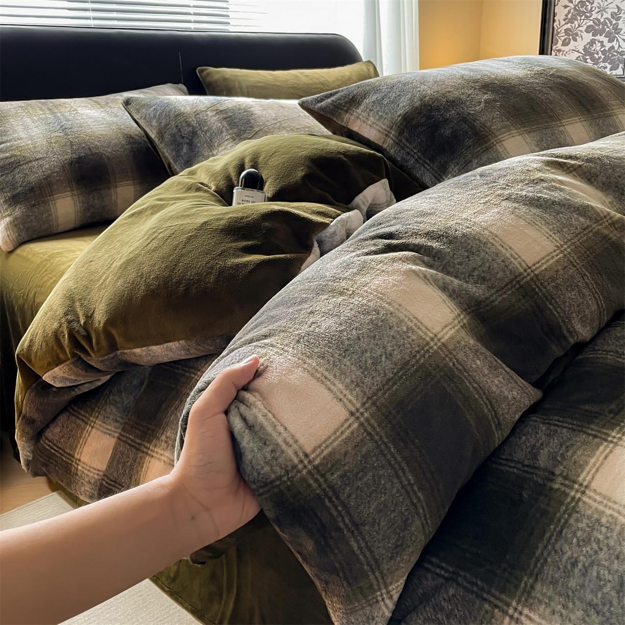 91家纺网 家纺一手货源 找家纺 本制 2025秋冬新款牛奶绒印花四件套 复古绿格-伯爵绿