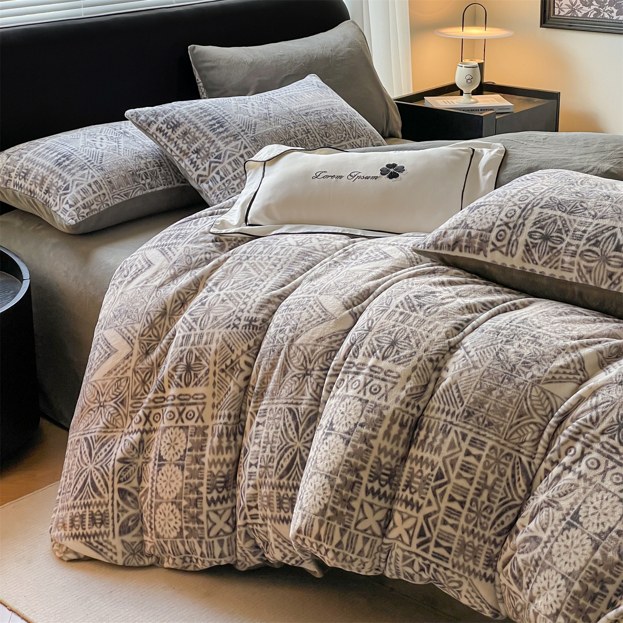 91家纺网 家纺一手货源 找家纺 本制 2025秋冬新款牛奶绒印花四件套 布洛格-中灰