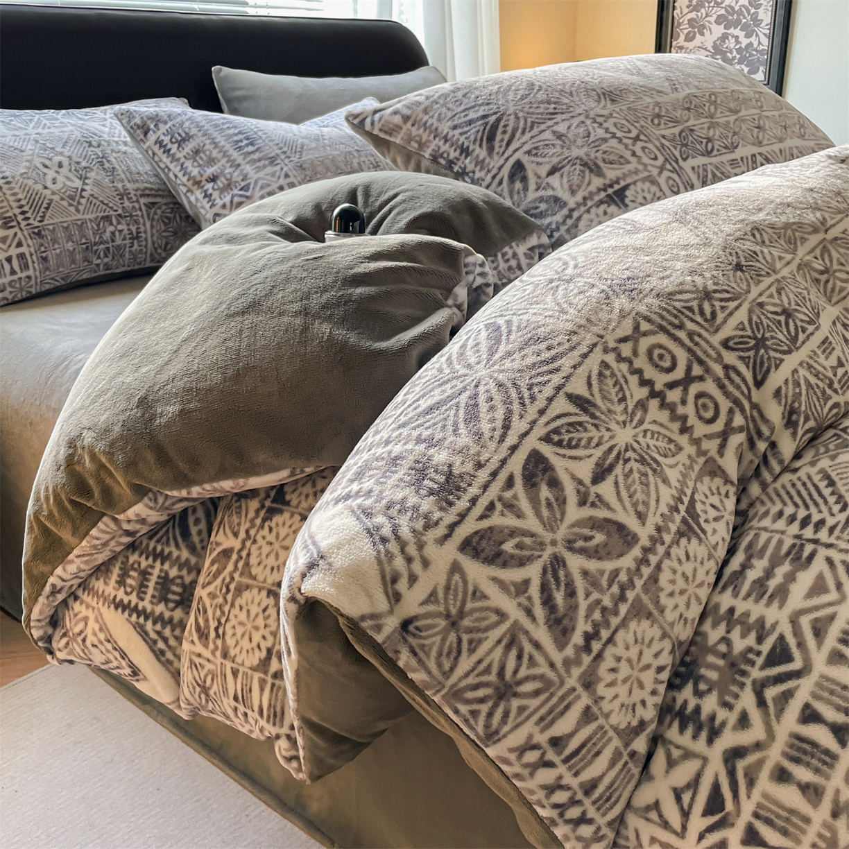 91家纺网 家纺一手货源 找家纺 本制 2025秋冬新款牛奶绒印花四件套 布洛格-中灰