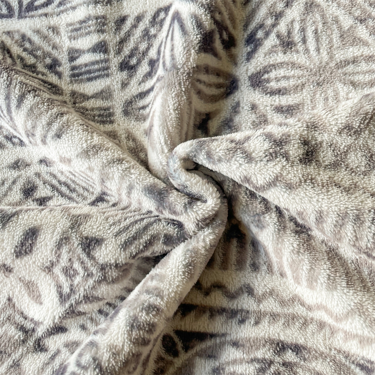 91家纺网 家纺一手货源 找家纺 本制 2025秋冬新款牛奶绒印花四件套 布洛格-中灰