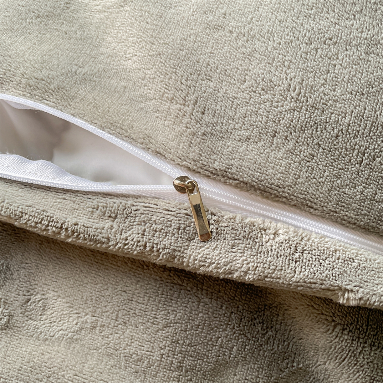 91家纺网 家纺一手货源 找家纺 本制 2025秋冬新款牛奶绒印花四件套 布洛格-中灰