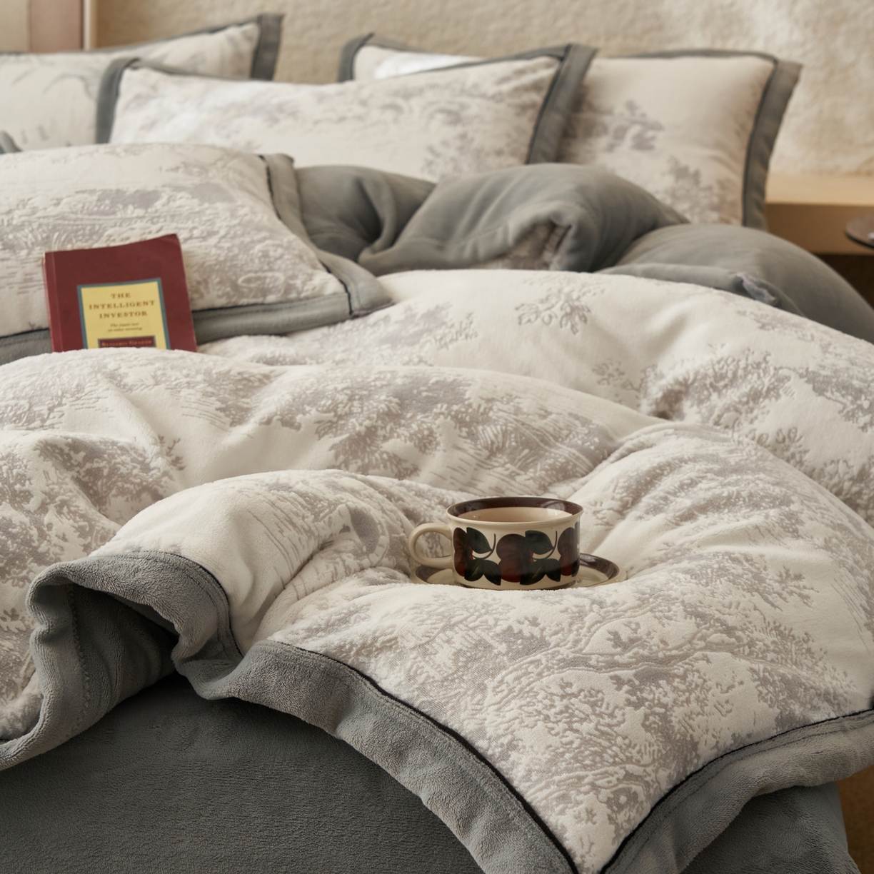 91家纺网 家纺一手货源 找家纺 寐绸家纺 2025秋冬新款230g牛奶绒染色雕花四件套 雕花四件套-梦境