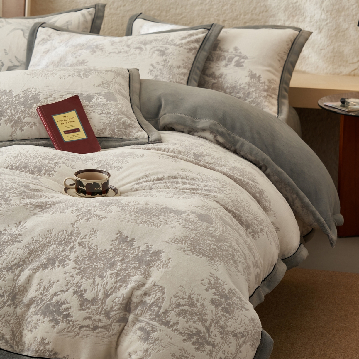 91家纺网 家纺一手货源 找家纺 寐绸家纺 2025秋冬新款230g牛奶绒染色雕花四件套 雕花四件套-梦境