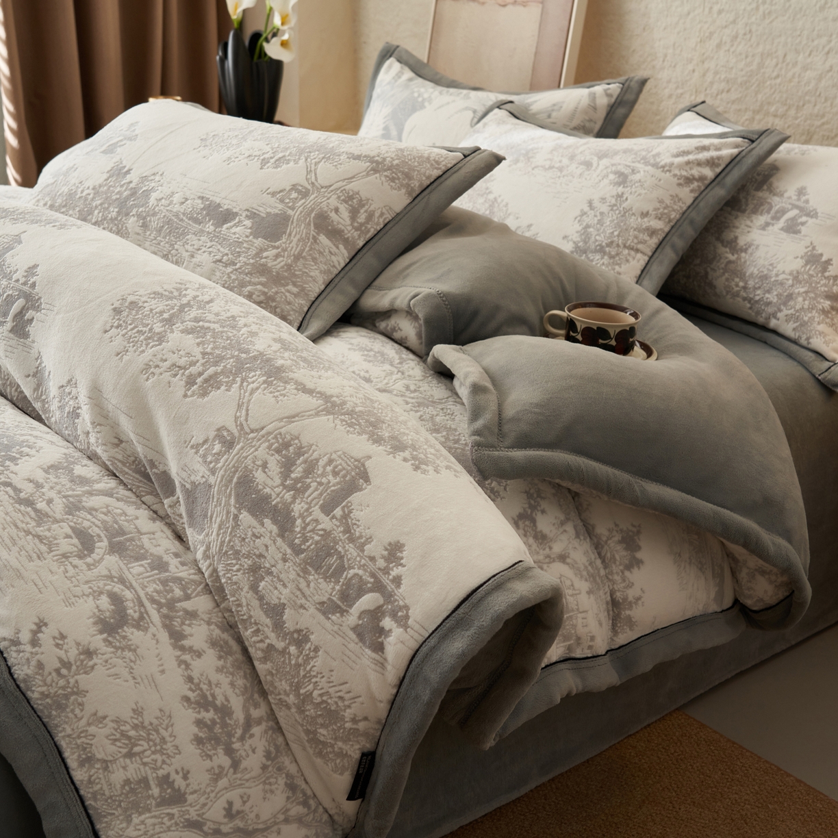 91家纺网 家纺一手货源 找家纺 寐绸家纺 2025秋冬新款230g牛奶绒染色雕花四件套 雕花四件套-梦境