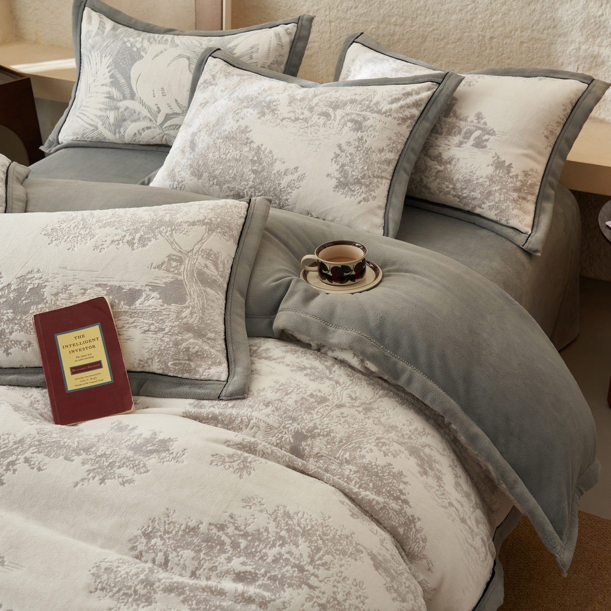 91家纺网 家纺一手货源 找家纺 寐绸家纺 2025秋冬新款230g牛奶绒染色雕花四件套 雕花四件套-梦境