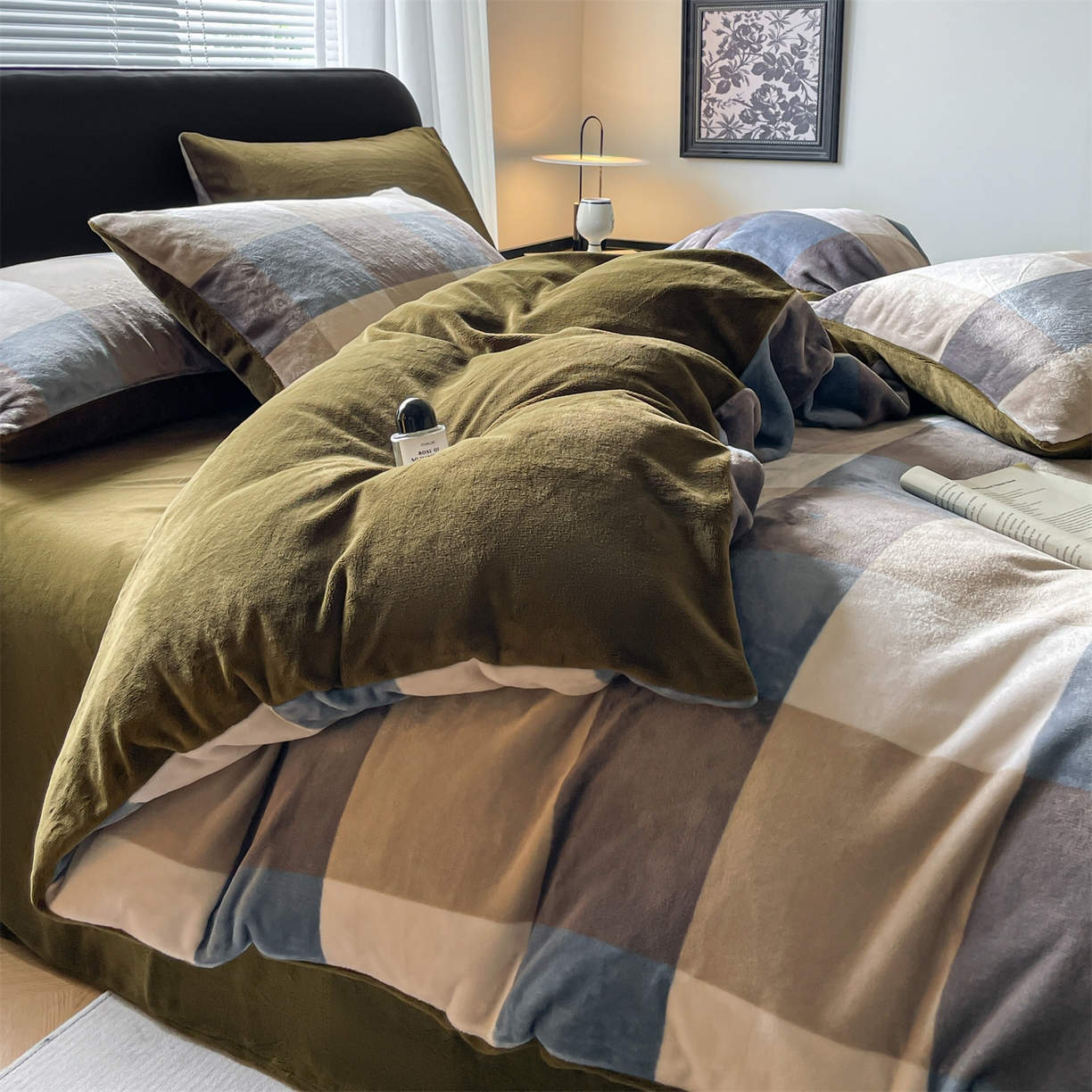 91家纺网 家纺一手货源 找家纺 本制 2025秋冬新款牛奶绒印花四件套 墨蓝-伯爵绿