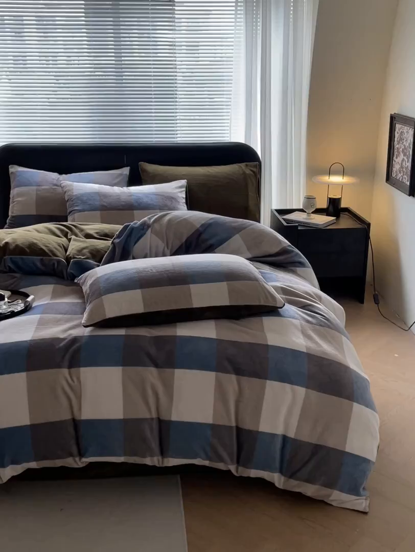 91家纺网 家纺一手货源 找家纺 本制 2025秋冬新款牛奶绒印花四件套 墨蓝-伯爵绿