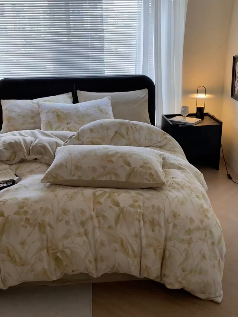 91家纺网 家纺一手货源 找家纺 本制 2025秋冬新款牛奶绒印花四件套 秘境-奶茶