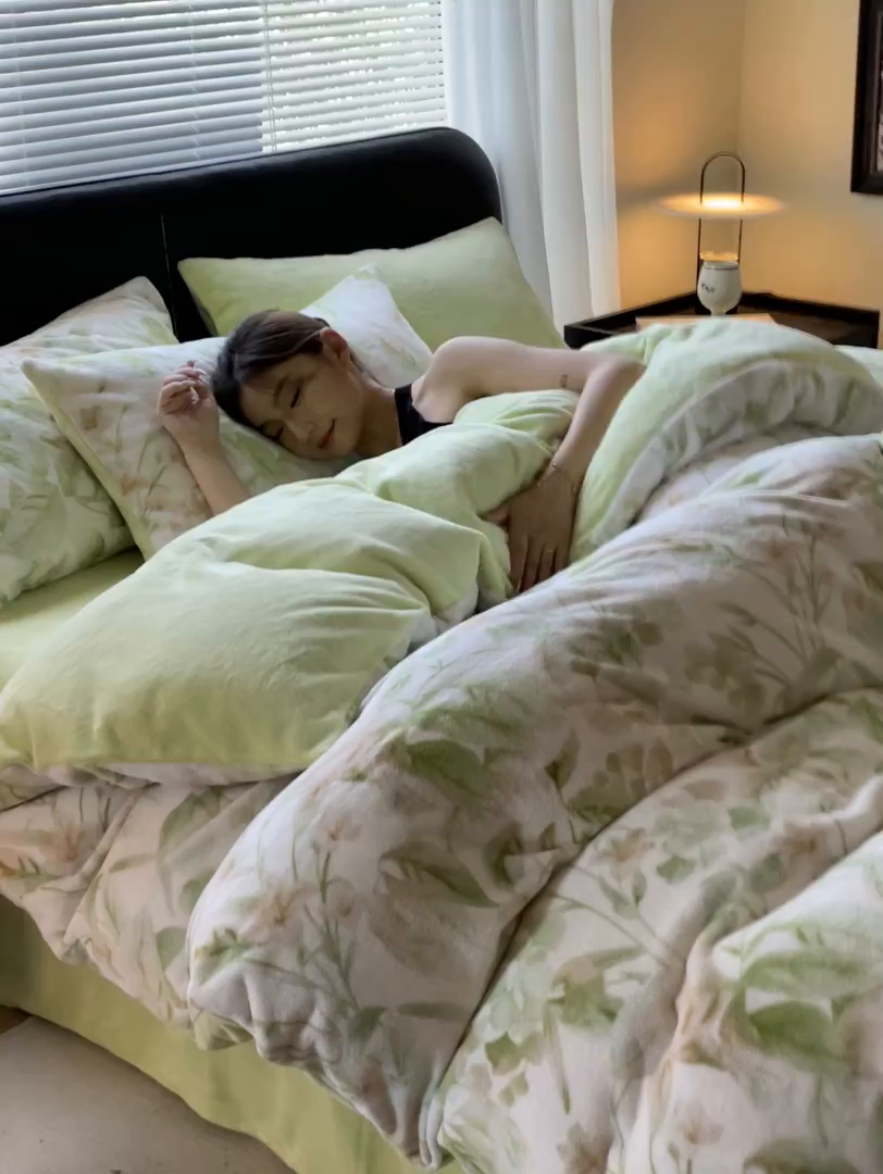 91家纺网 家纺一手货源 找家纺 本制 2025秋冬新款牛奶绒印花四件套 秘境（绿）-桉树绿