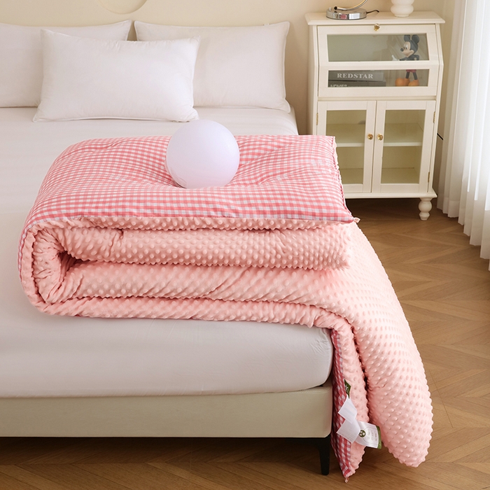 91家纺网 家纺一手货源 找家纺 乐沐 2025新款A类水洗棉双层纱豆豆绒被芯 克洛迪雅-红