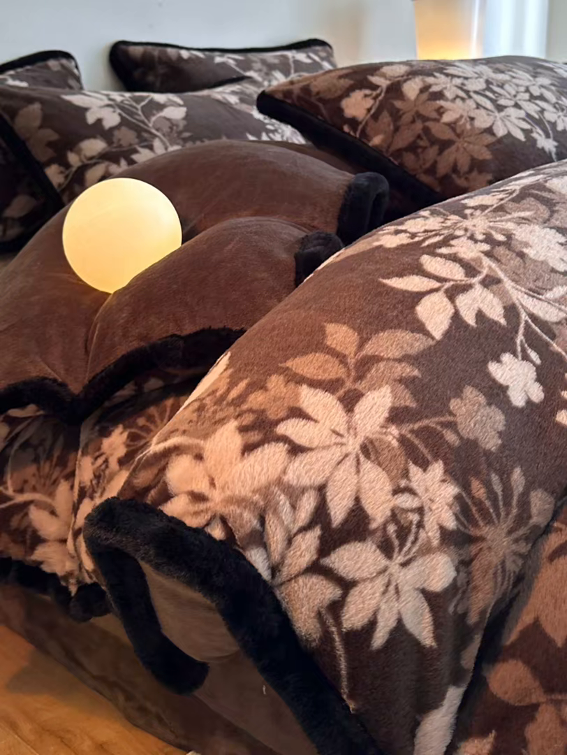 91家纺网 家纺一手货源 找家纺 梵克保罗 2025秋冬新款加厚8斤包边款美拉德仿兔毛皮草牛奶绒四件套 美拉德包边款-莫奈花园