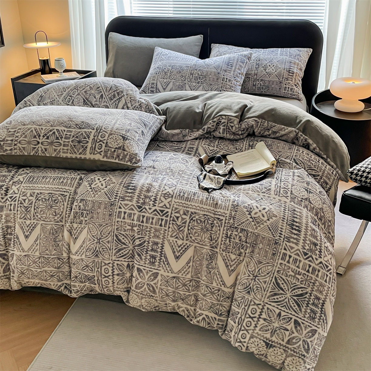 91家纺网 家纺一手货源 找家纺 本制 2025秋冬新款牛奶绒印花四件套 布洛格-中灰