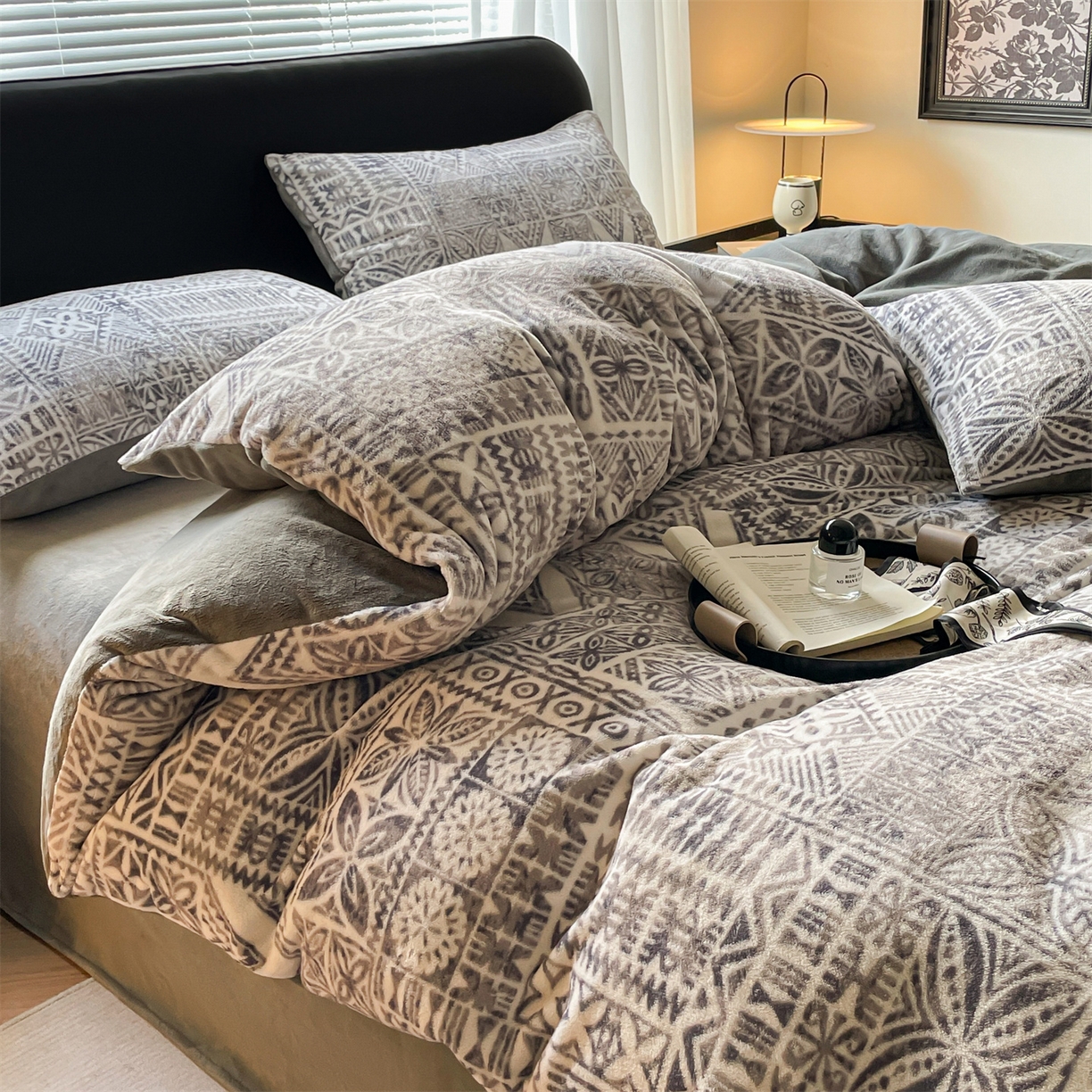 91家纺网 家纺一手货源 找家纺 本制 2025秋冬新款牛奶绒印花四件套 布洛格-中灰