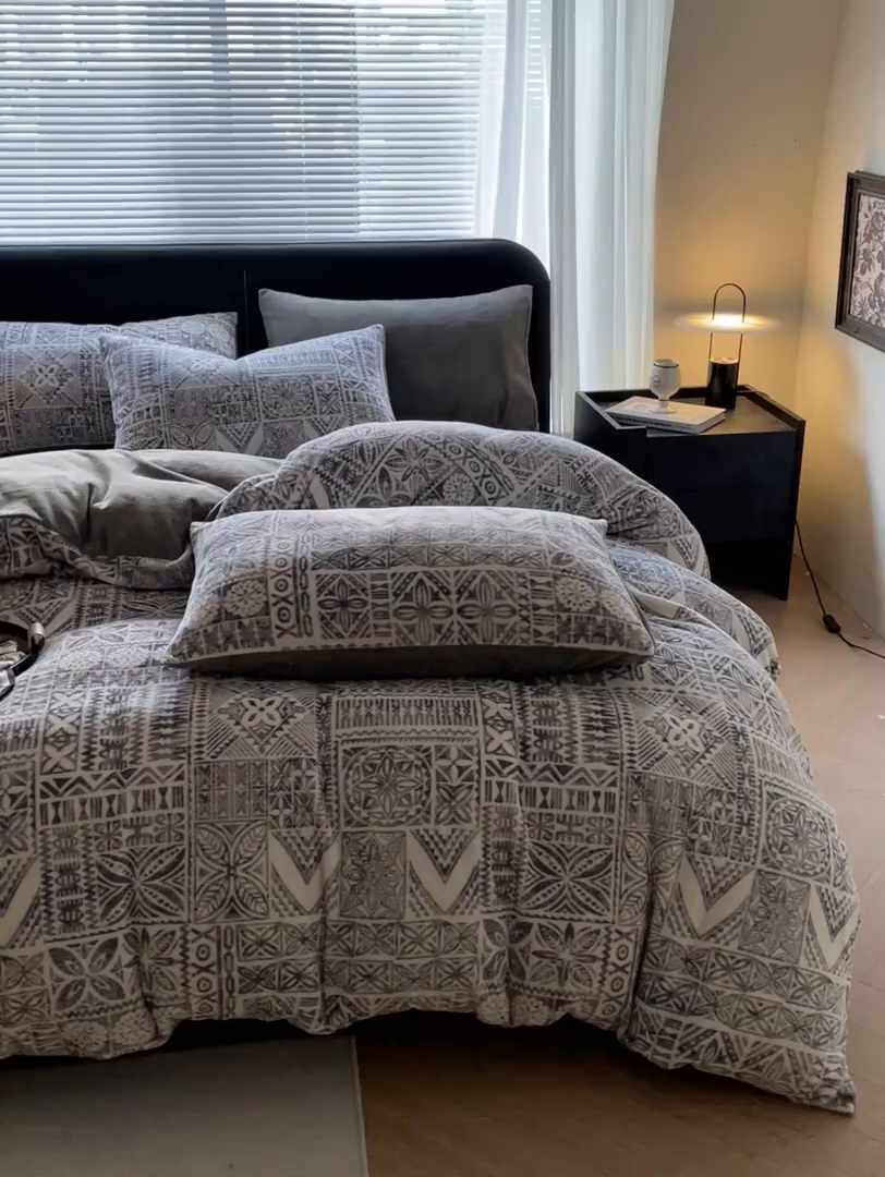 91家纺网 家纺一手货源 找家纺 本制 2025秋冬新款牛奶绒印花四件套 布洛格-中灰