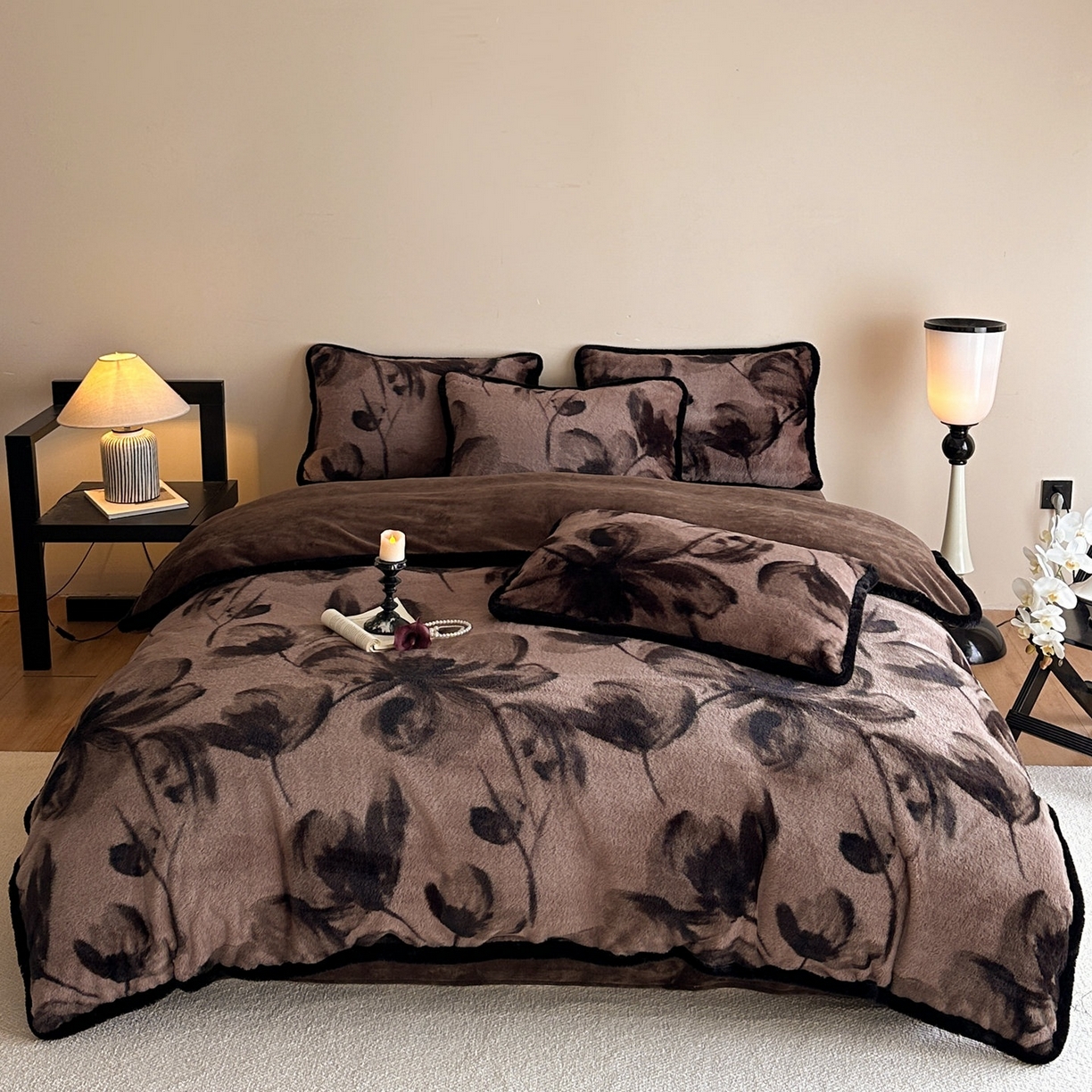 91家纺网 家纺一手货源 找家纺 梵克保罗 2025秋冬新款加厚8斤包边款美拉德仿兔毛皮草牛奶绒四件套 美拉德包边款-墨染芳华