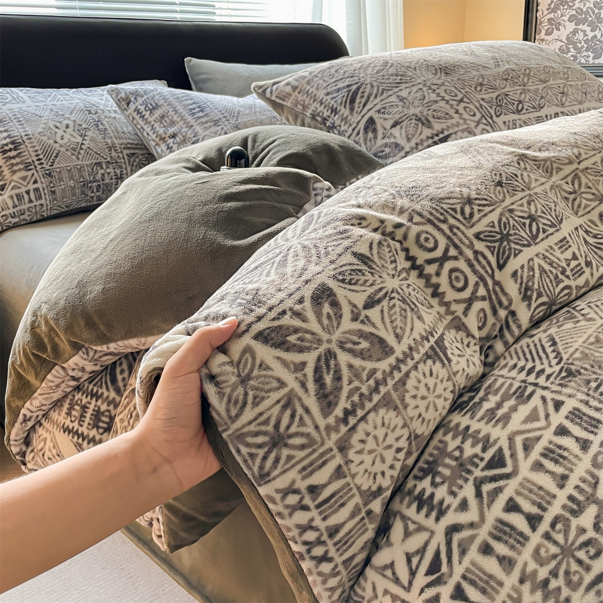 91家纺网 家纺一手货源 找家纺 本制 2025秋冬新款牛奶绒印花四件套 布洛格-中灰