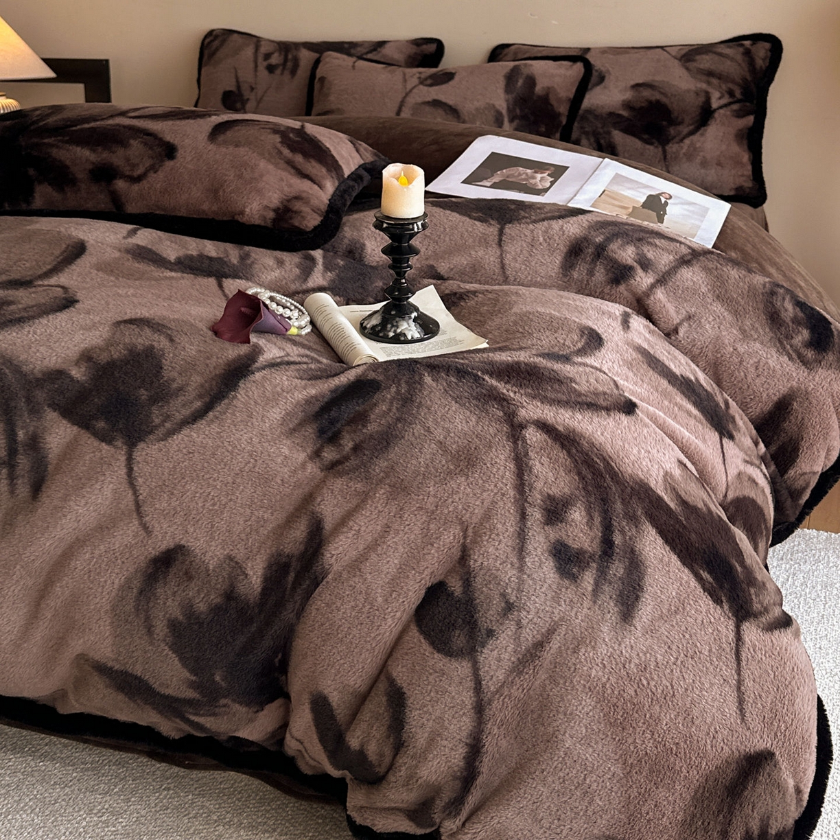 91家纺网 家纺一手货源 找家纺 梵克保罗 2025秋冬新款加厚8斤包边款美拉德仿兔毛皮草牛奶绒四件套 美拉德包边款-墨染芳华