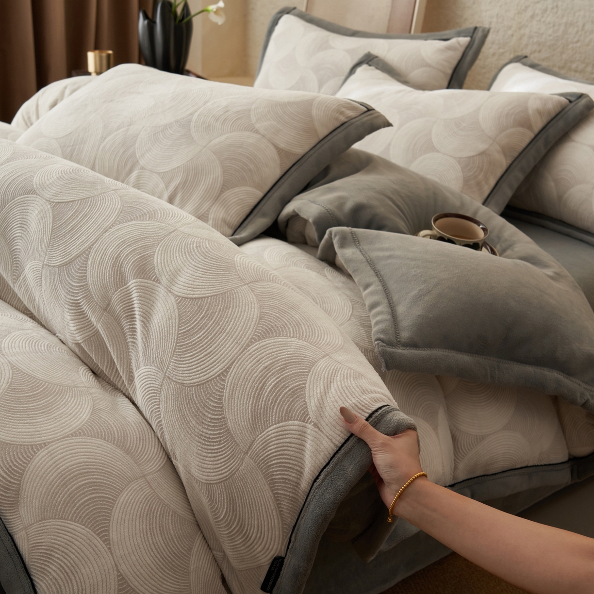 寐绸家纺 2025秋冬新款230g牛奶绒染色雕花四件套 雕花四件套-年轮