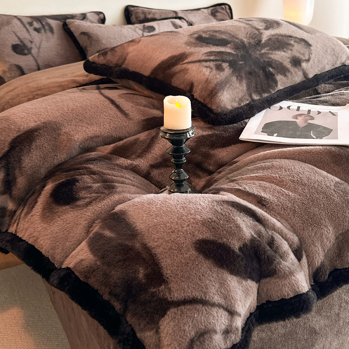 91家纺网 家纺一手货源 找家纺 梵克保罗 2025秋冬新款加厚8斤包边款美拉德仿兔毛皮草牛奶绒四件套 美拉德包边款-墨染芳华