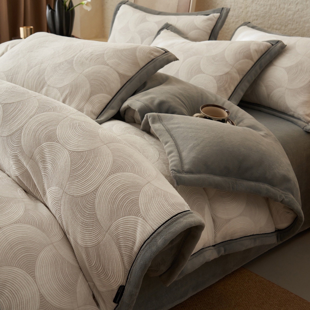 91家纺网 家纺一手货源 找家纺 寐绸家纺 2025秋冬新款230g牛奶绒染色雕花四件套 雕花四件套-年轮