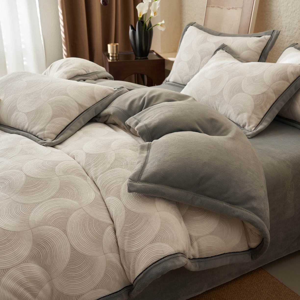 91家纺网 家纺一手货源 找家纺 寐绸家纺 2025秋冬新款230g牛奶绒染色雕花四件套 雕花四件套-年轮