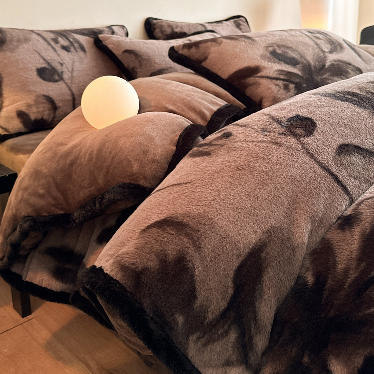 91家纺网 家纺一手货源 找家纺 梵克保罗 2025秋冬新款加厚8斤包边款美拉德仿兔毛皮草牛奶绒四件套 美拉德包边款-墨染芳华