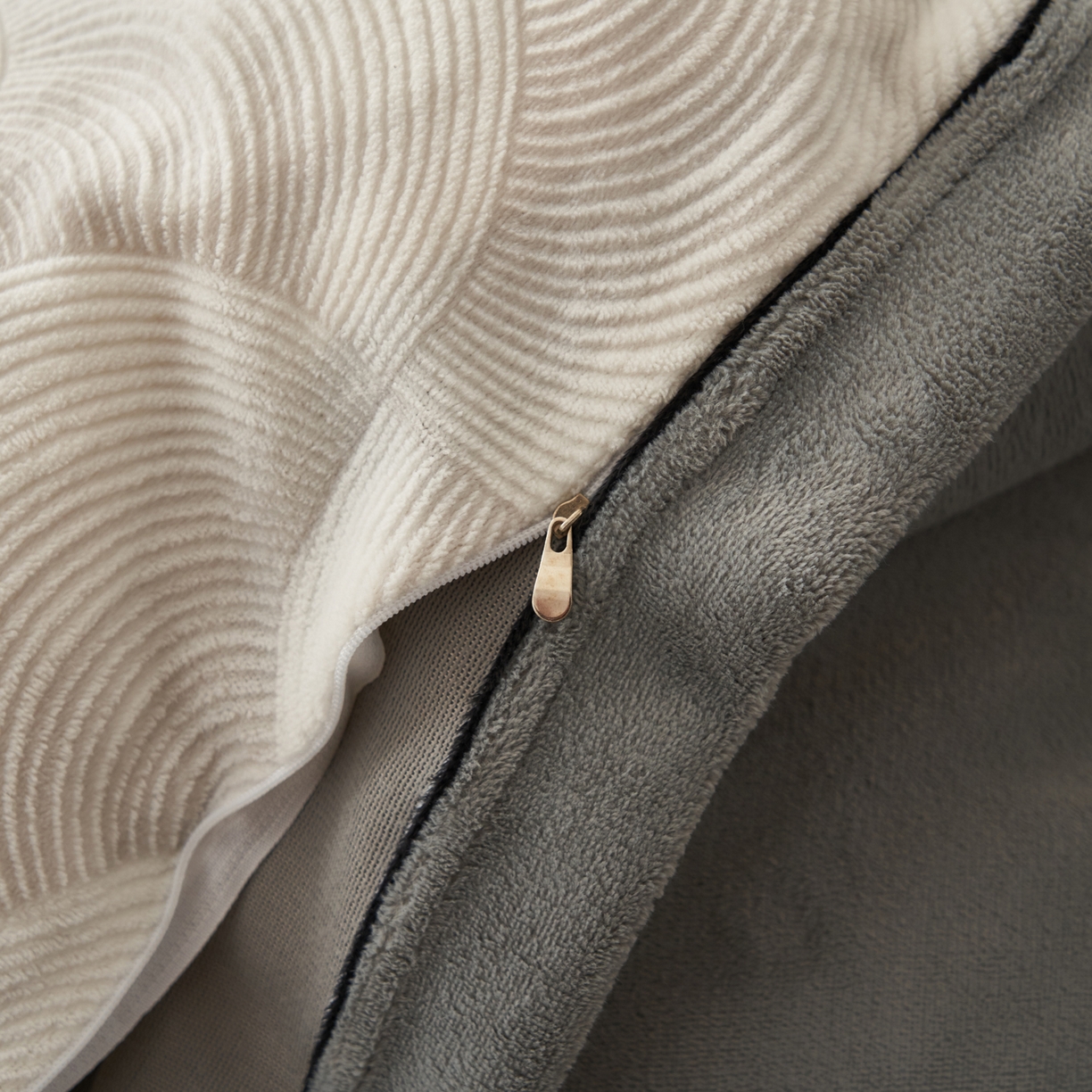 91家纺网 家纺一手货源 找家纺 寐绸家纺 2025秋冬新款230g牛奶绒染色雕花四件套 雕花四件套-年轮