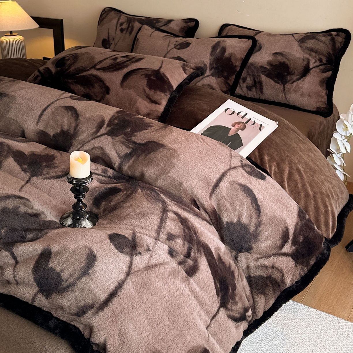 91家纺网 家纺一手货源 找家纺 梵克保罗 2025秋冬新款加厚8斤包边款美拉德仿兔毛皮草牛奶绒四件套 美拉德包边款-墨染芳华