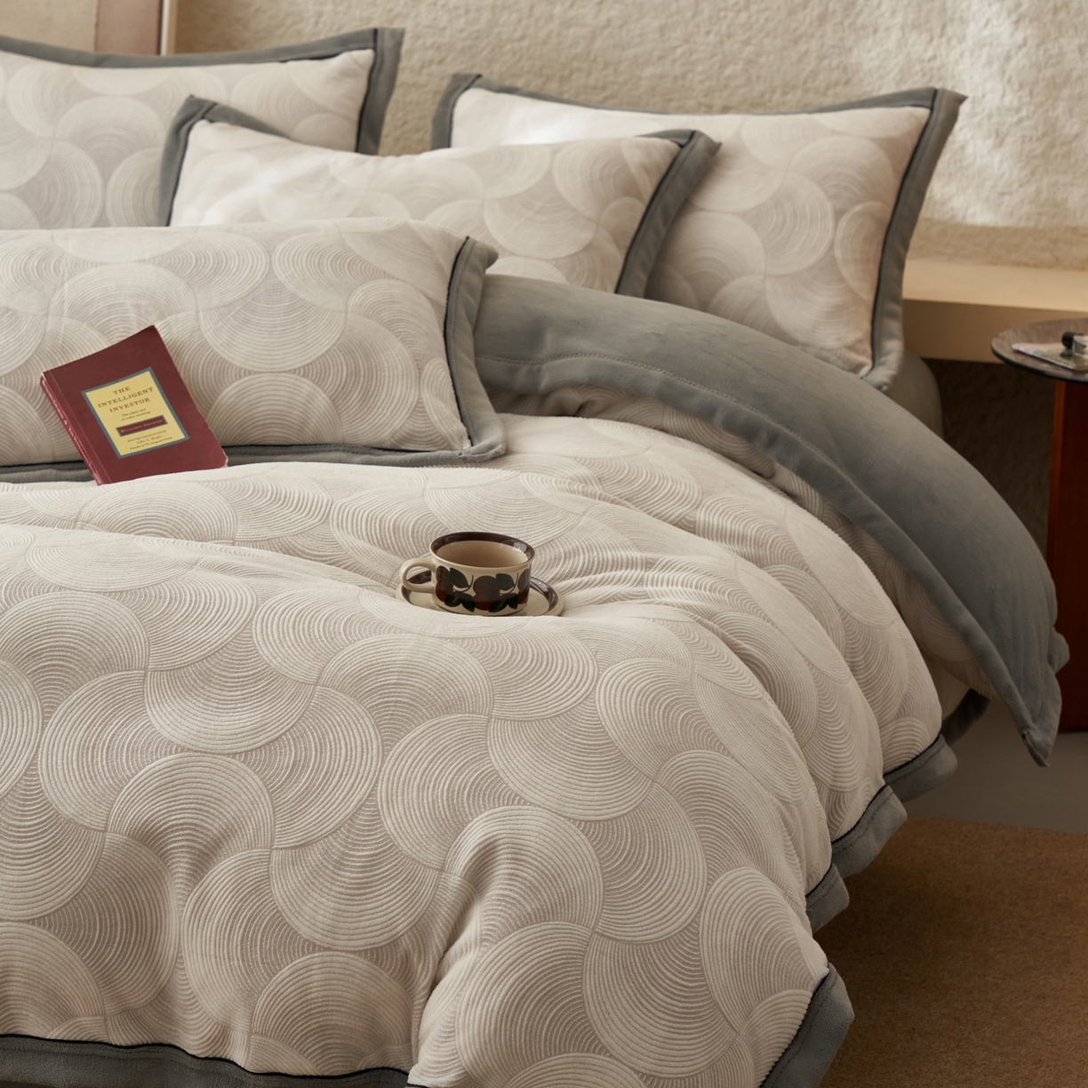 91家纺网 家纺一手货源 找家纺 寐绸家纺 2025秋冬新款230g牛奶绒染色雕花四件套 雕花四件套-年轮