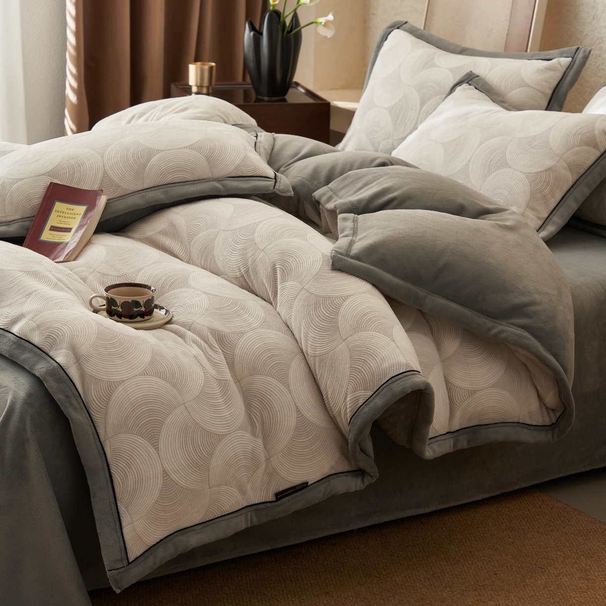 91家纺网 家纺一手货源 找家纺 寐绸家纺 2025秋冬新款230g牛奶绒染色雕花四件套 雕花四件套-年轮