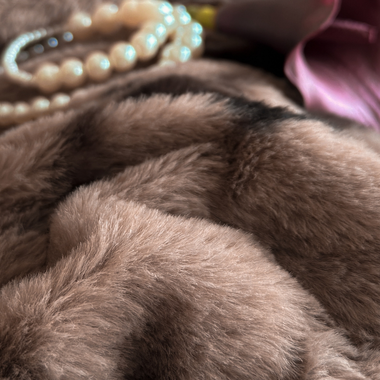 91家纺网 家纺一手货源 找家纺 梵克保罗 2025秋冬新款加厚8斤包边款美拉德仿兔毛皮草牛奶绒四件套 美拉德包边款-墨染芳华