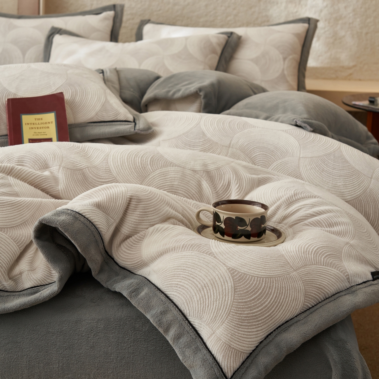 91家纺网 家纺一手货源 找家纺 寐绸家纺 2025秋冬新款230g牛奶绒染色雕花四件套 雕花四件套-年轮