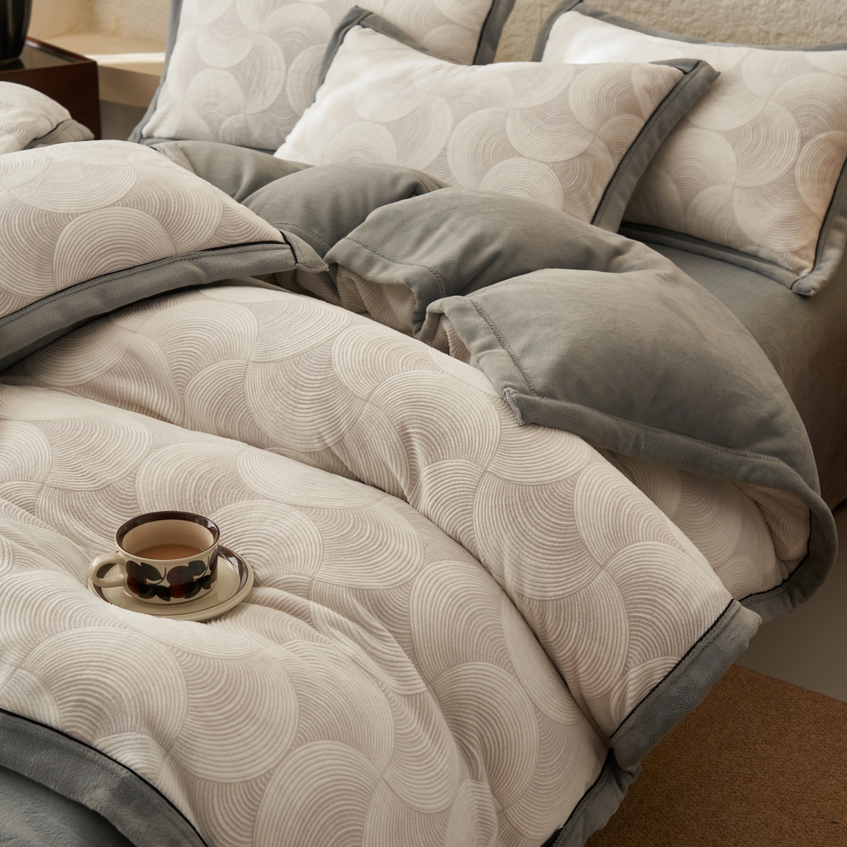 91家纺网 家纺一手货源 找家纺 寐绸家纺 2025秋冬新款230g牛奶绒染色雕花四件套 雕花四件套-年轮