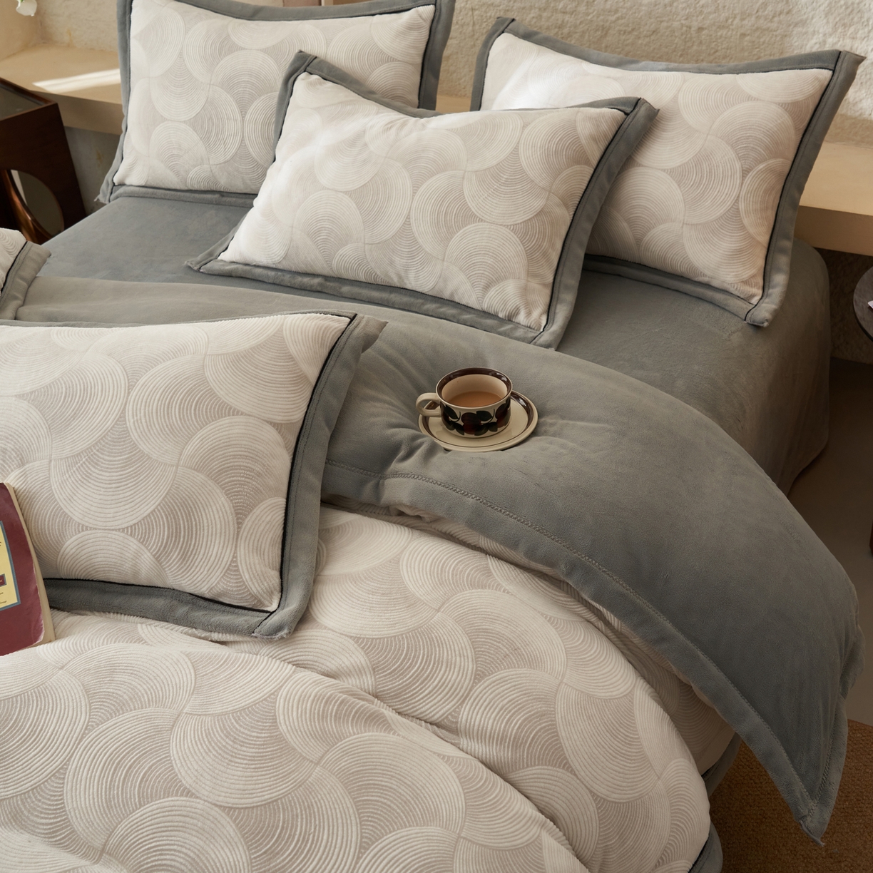 91家纺网 家纺一手货源 找家纺 寐绸家纺 2025秋冬新款230g牛奶绒染色雕花四件套 雕花四件套-年轮