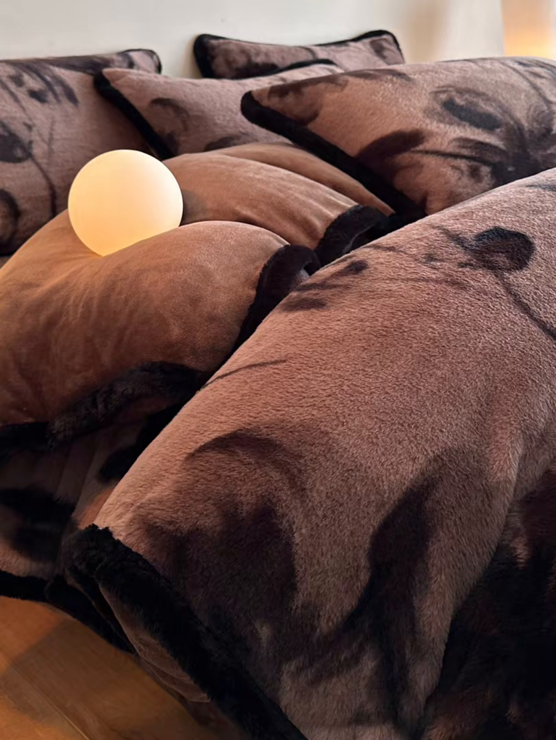 91家纺网 家纺一手货源 找家纺 梵克保罗 2025秋冬新款加厚8斤包边款美拉德仿兔毛皮草牛奶绒四件套 美拉德包边款-墨染芳华