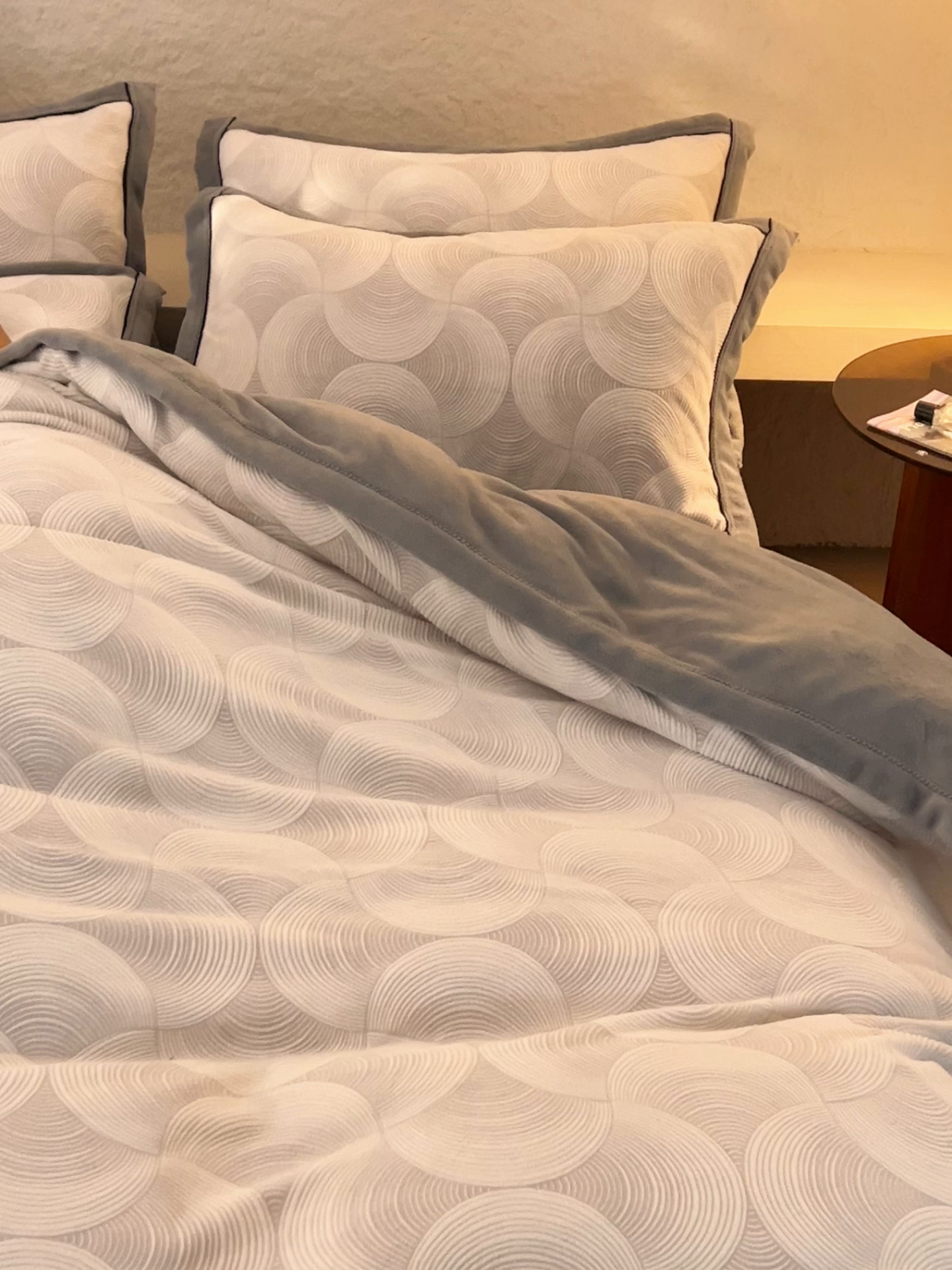 91家纺网 家纺一手货源 找家纺 寐绸家纺 2025秋冬新款230g牛奶绒染色雕花四件套 雕花四件套-年轮