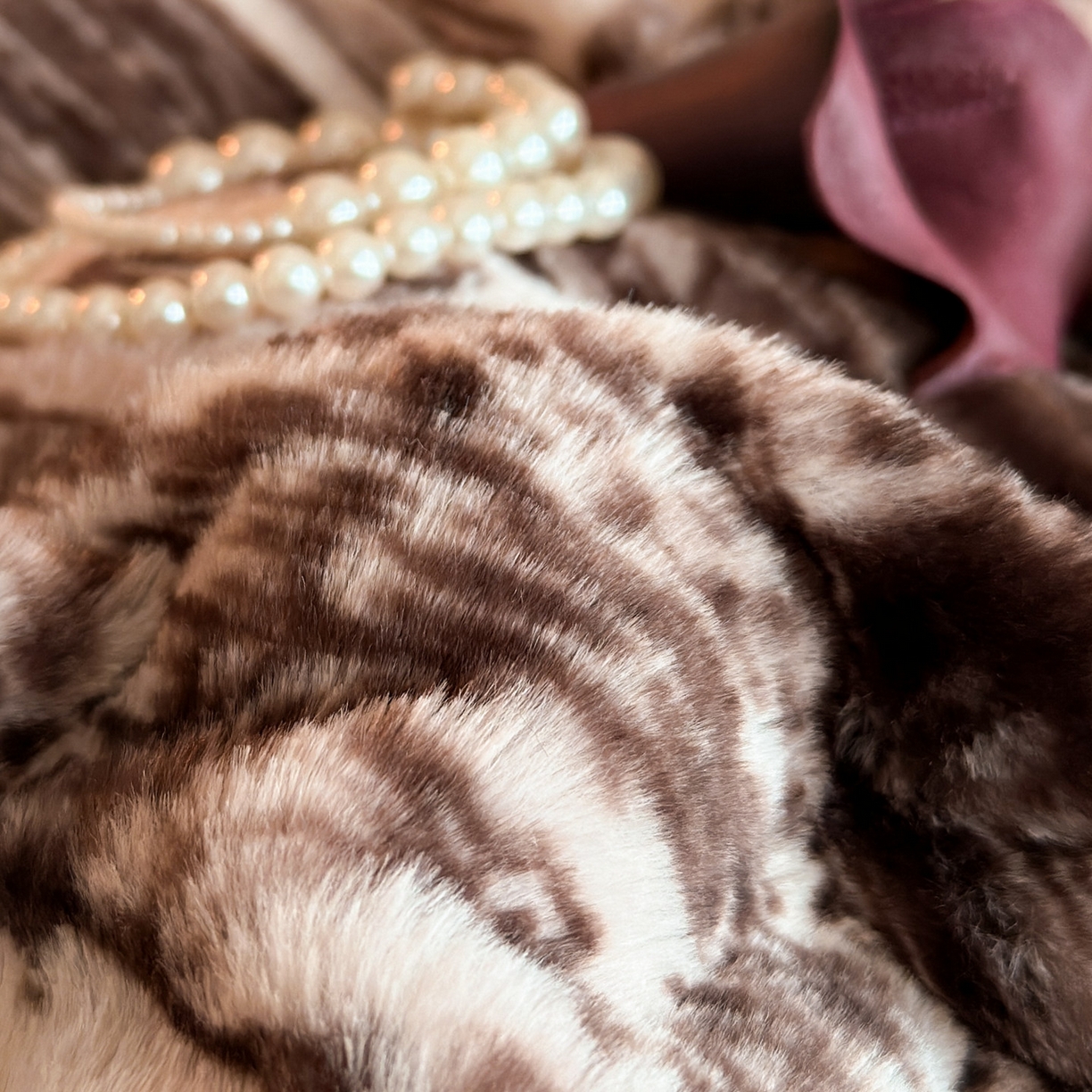 91家纺网 家纺一手货源 找家纺 梵克保罗 2025秋冬新款加厚8斤包边款美拉德仿兔毛皮草牛奶绒四件套 美拉德包边款-暮光