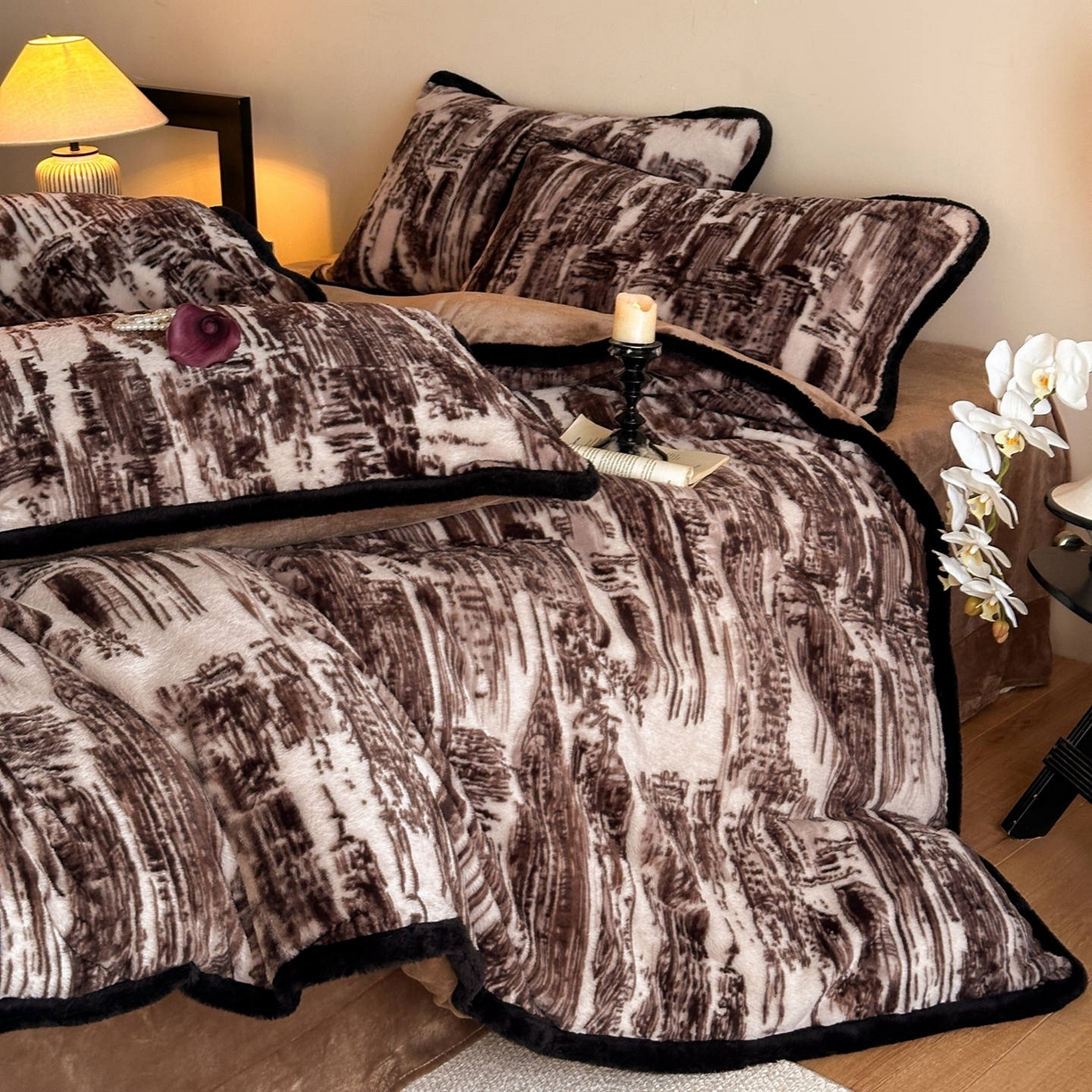 91家纺网 家纺一手货源 找家纺 梵克保罗 2025秋冬新款加厚8斤包边款美拉德仿兔毛皮草牛奶绒四件套 美拉德包边款-暮光