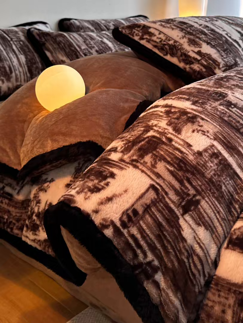 91家纺网 家纺一手货源 找家纺 梵克保罗 2025秋冬新款加厚8斤包边款美拉德仿兔毛皮草牛奶绒四件套 美拉德包边款-暮光