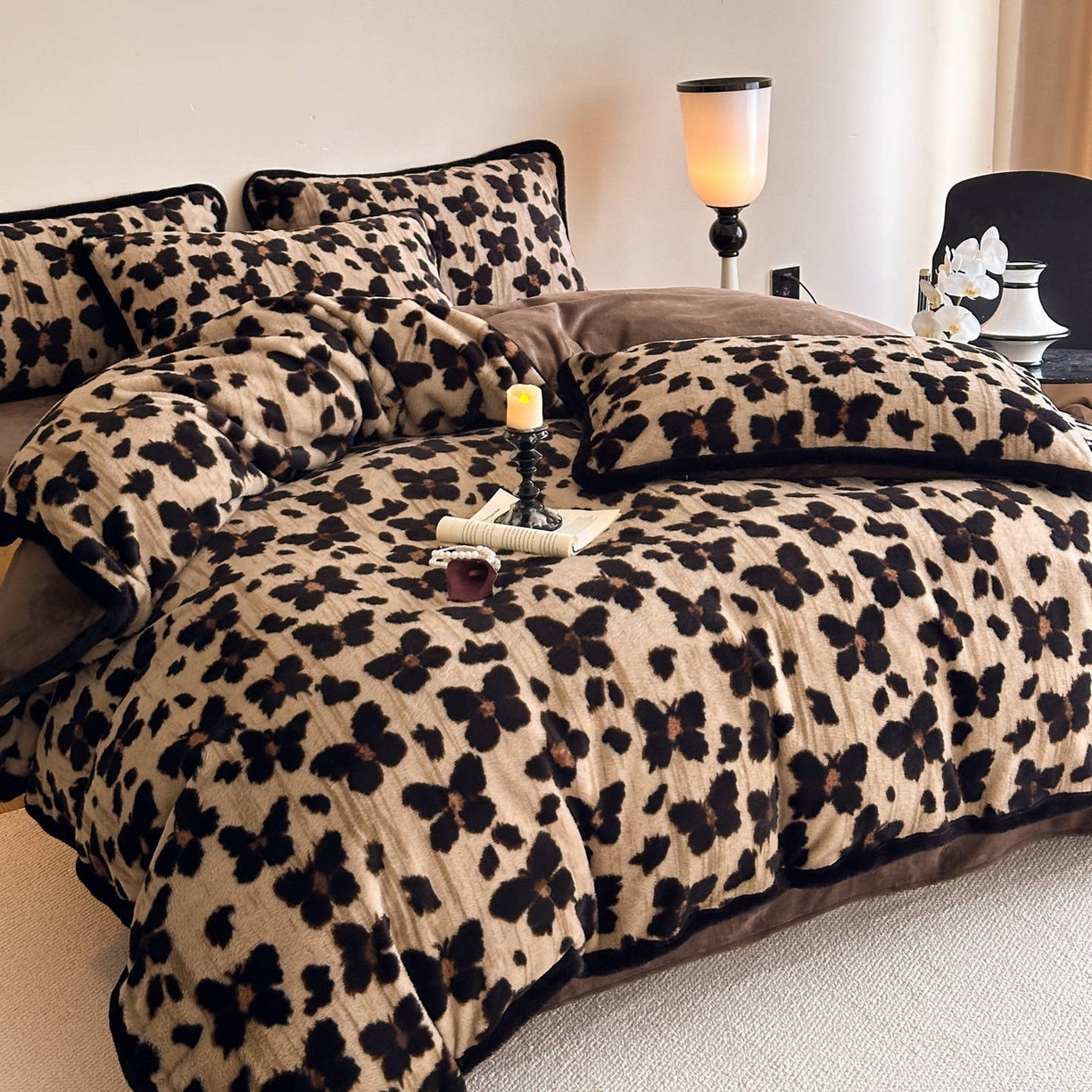 91家纺网 家纺一手货源 找家纺 梵克保罗 2025秋冬新款加厚8斤包边款美拉德仿兔毛皮草牛奶绒四件套 美拉德包边款-双栖蝶