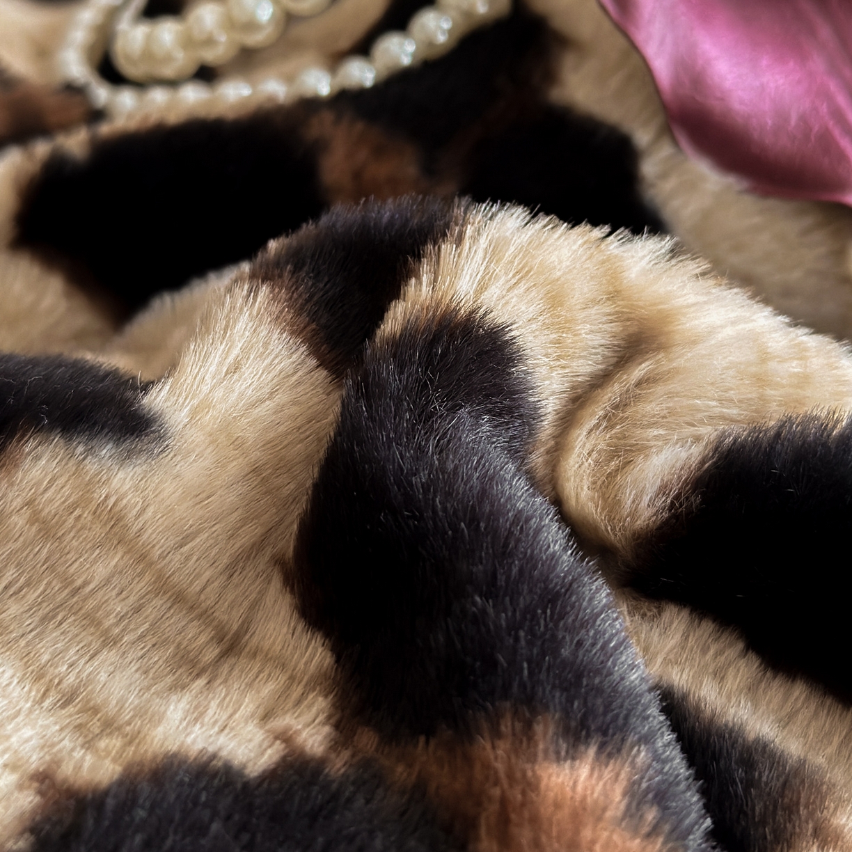 91家纺网 家纺一手货源 找家纺 梵克保罗 2025秋冬新款加厚8斤包边款美拉德仿兔毛皮草牛奶绒四件套 美拉德包边款-双栖蝶