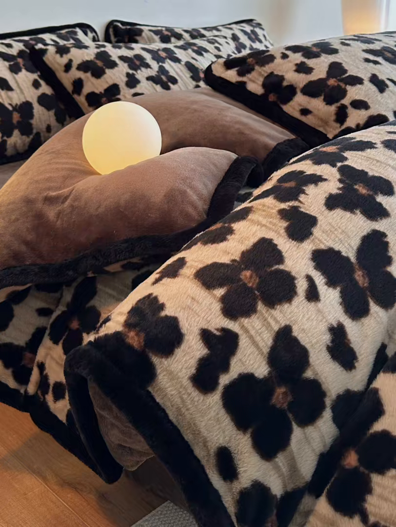 91家纺网 家纺一手货源 找家纺 梵克保罗 2025秋冬新款加厚8斤包边款美拉德仿兔毛皮草牛奶绒四件套 美拉德包边款-双栖蝶