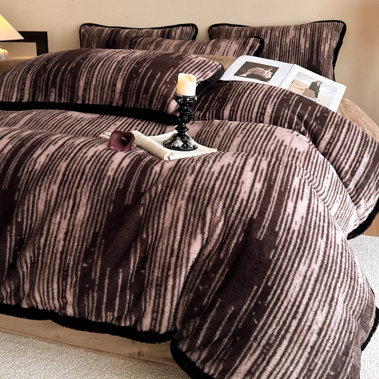 91家纺网 家纺一手货源 找家纺 梵克保罗 2025秋冬新款加厚8斤包边款美拉德仿兔毛皮草牛奶绒四件套 美拉德包边款-微瑕时光