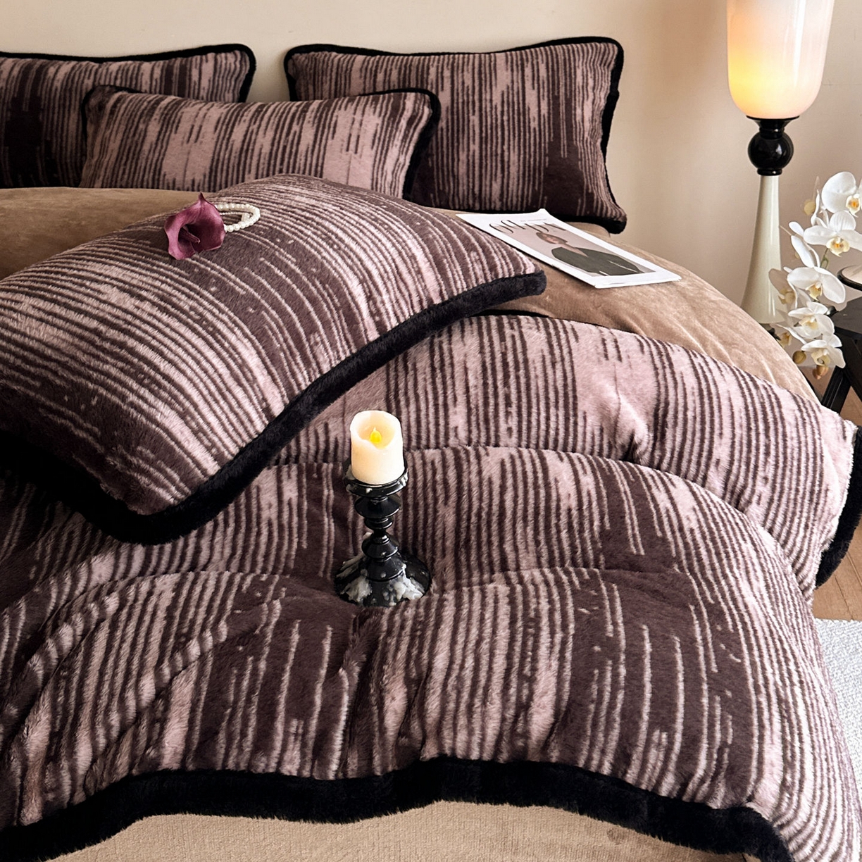 91家纺网 家纺一手货源 找家纺 梵克保罗 2025秋冬新款加厚8斤包边款美拉德仿兔毛皮草牛奶绒四件套 美拉德包边款-微瑕时光