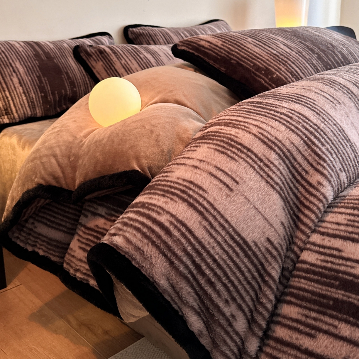 91家纺网 家纺一手货源 找家纺 梵克保罗 2025秋冬新款加厚8斤包边款美拉德仿兔毛皮草牛奶绒四件套 美拉德包边款-微瑕时光