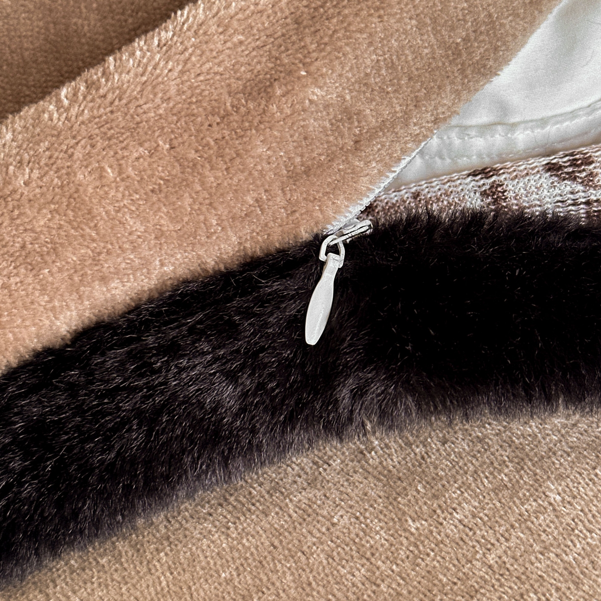 91家纺网 家纺一手货源 找家纺 梵克保罗 2025秋冬新款加厚8斤包边款美拉德仿兔毛皮草牛奶绒四件套 美拉德包边款-微瑕时光