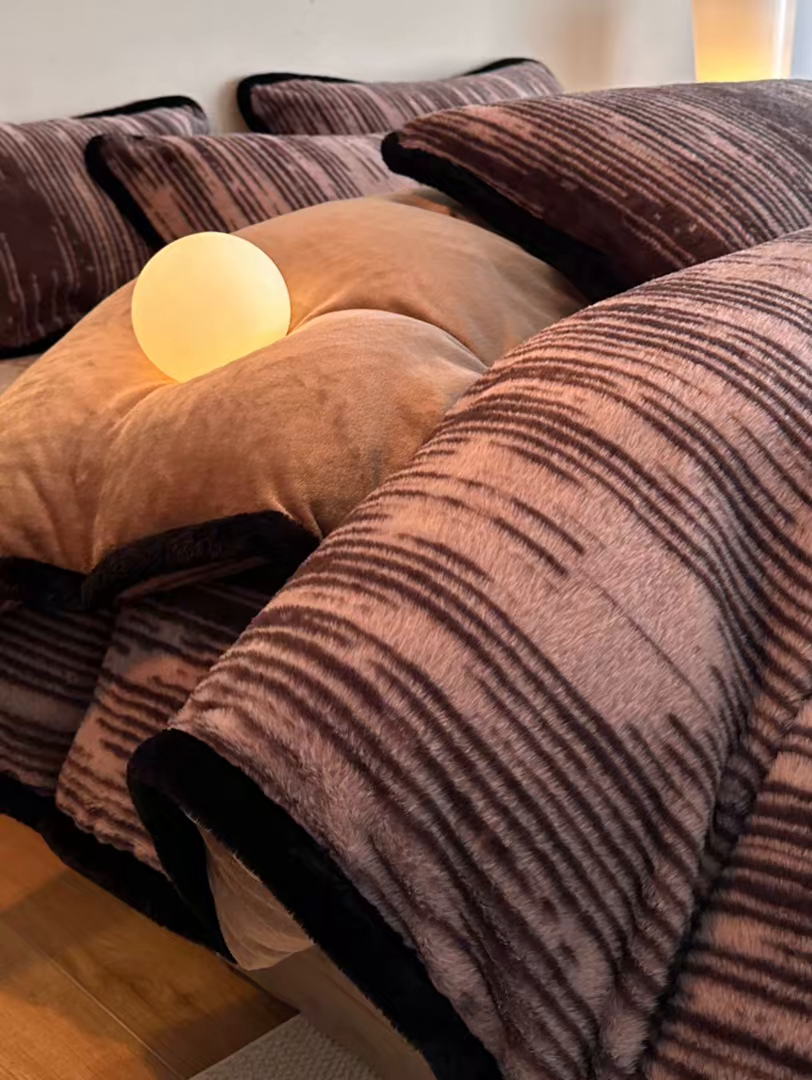 91家纺网 家纺一手货源 找家纺 梵克保罗 2025秋冬新款加厚8斤包边款美拉德仿兔毛皮草牛奶绒四件套 美拉德包边款-微瑕时光