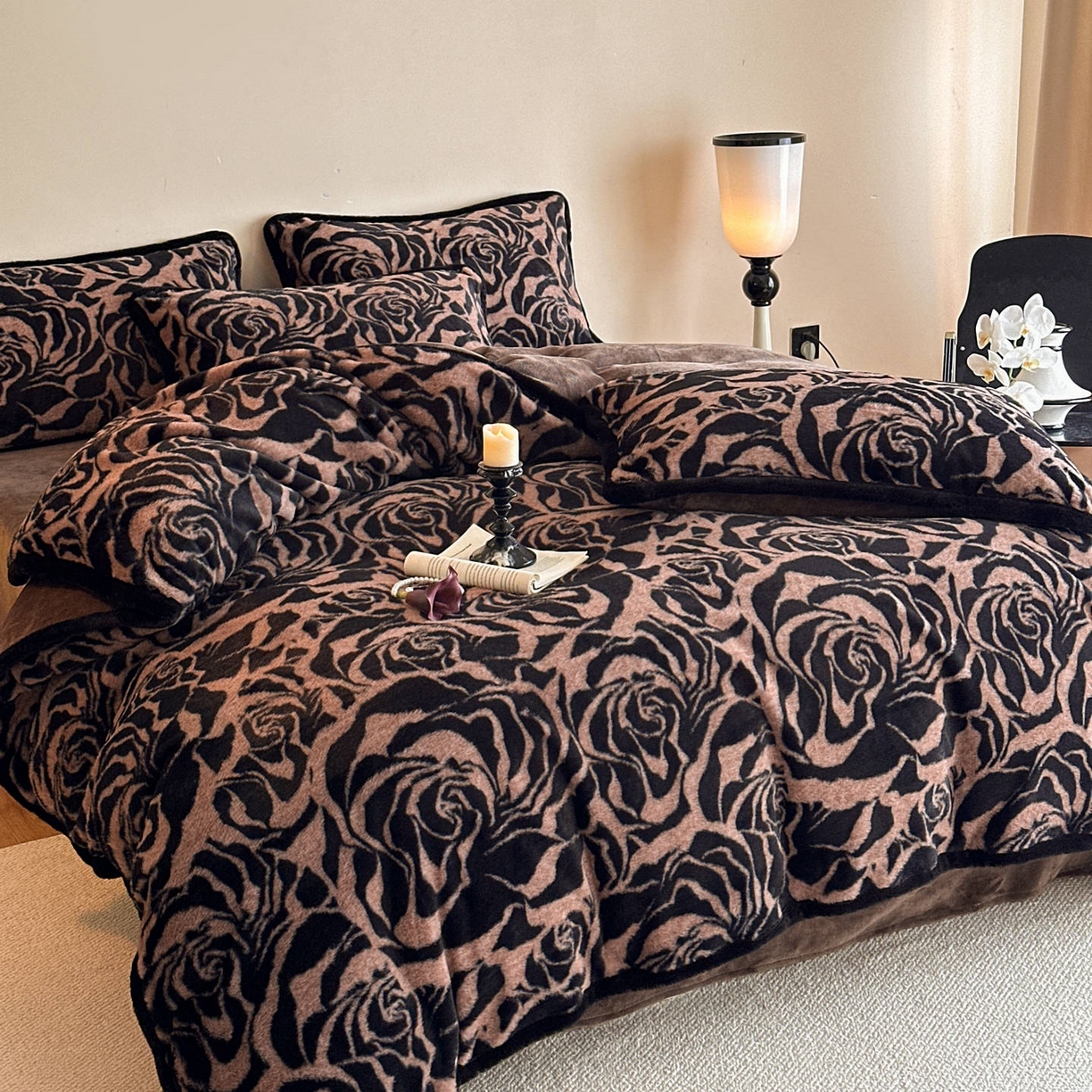 91家纺网 家纺一手货源 找家纺 梵克保罗 2025秋冬新款加厚8斤包边款美拉德仿兔毛皮草牛奶绒四件套 美拉德包边款-雅致咖纹