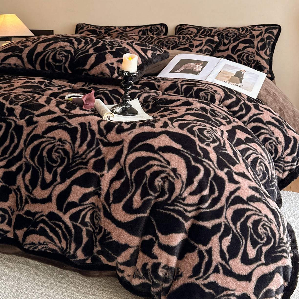 91家纺网 家纺一手货源 找家纺 梵克保罗 2025秋冬新款加厚8斤包边款美拉德仿兔毛皮草牛奶绒四件套 美拉德包边款-雅致咖纹